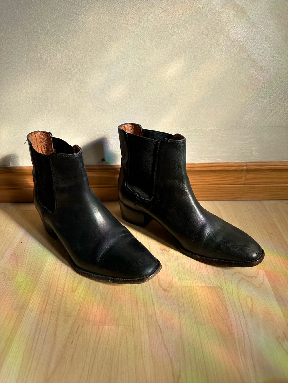 FRYE geniune leather chelsea boots size 7.5/8